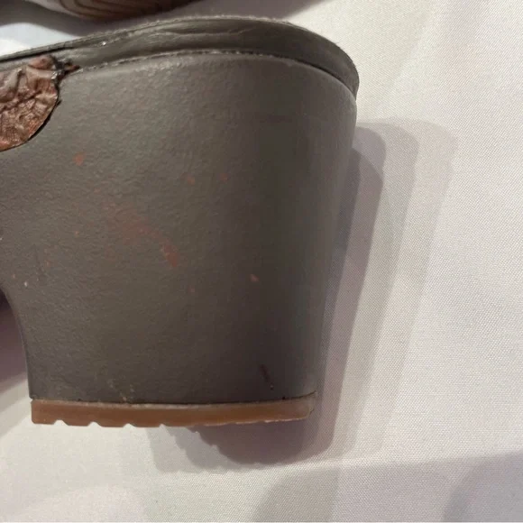 Crocs Brown Embossed Leather-Look Heeled Mules Slide On Women’s Size 10 Shoes - Picture 10 of 16